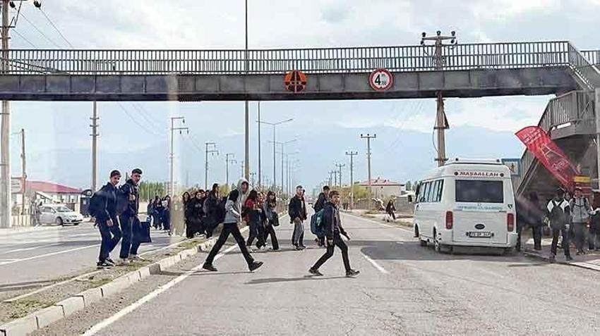 3 lisenin olduğu yerde bulunan üst geçit yol uzuyor diye kullanılmıyor! 'Bugüne kadar aksesuar olarak kullanılmış'