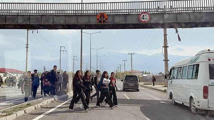 3 lisenin olduğu yerde bulunan üst geçit yol uzuyor diye kullanılmıyor! 'Bugüne kadar aksesuar olarak kullanılmış'