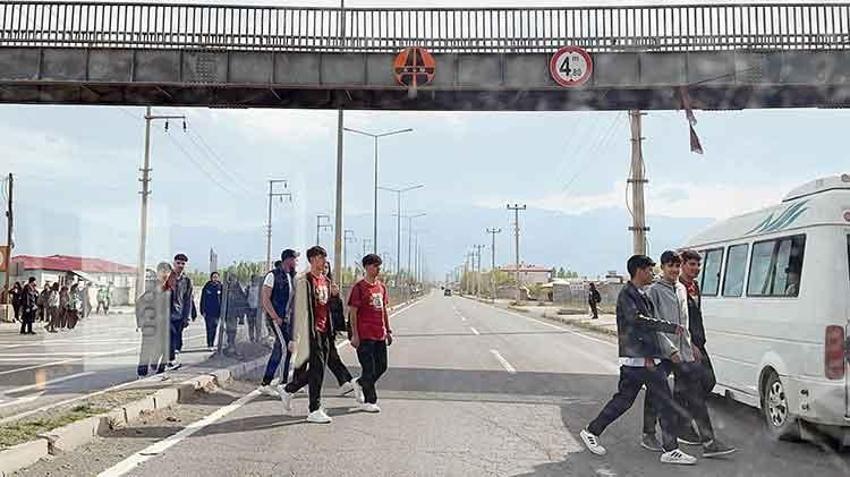 3 lisenin olduğu yerde bulunan üst geçit yol uzuyor diye kullanılmıyor! 'Bugüne kadar aksesuar olarak kullanılmış'