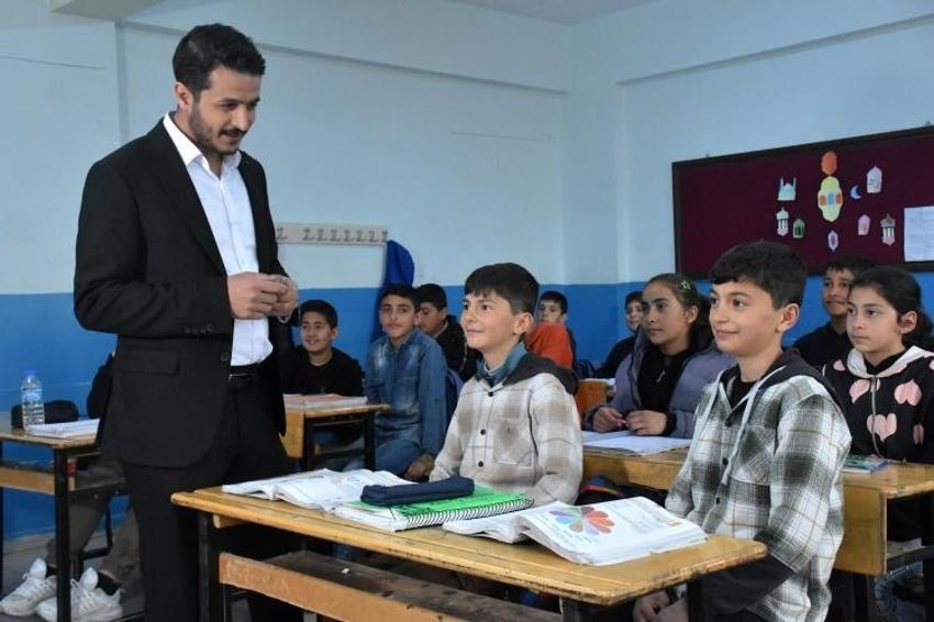 İki kardeş, bir derslik! Van'da aynı okulda öğretmenlik yapıyorlar
