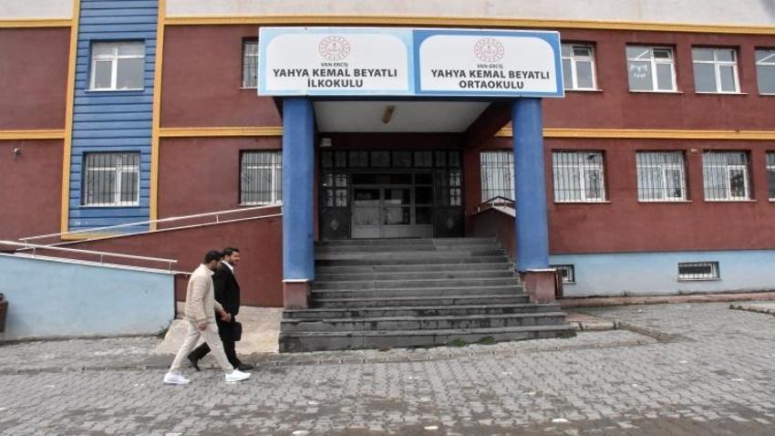 İki kardeş, bir derslik! Van'da aynı okulda öğretmenlik yapıyorlar
