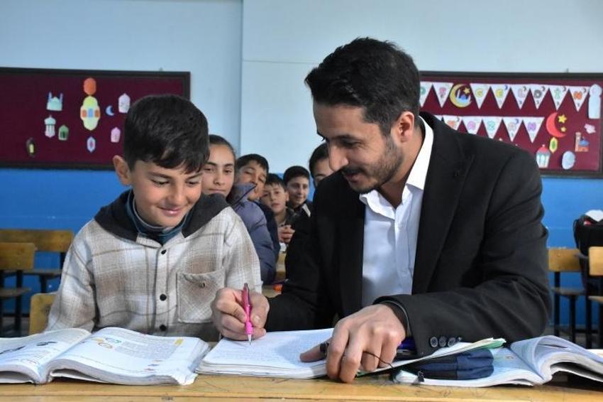 İki kardeş, bir derslik! Van'da aynı okulda öğretmenlik yapıyorlar
