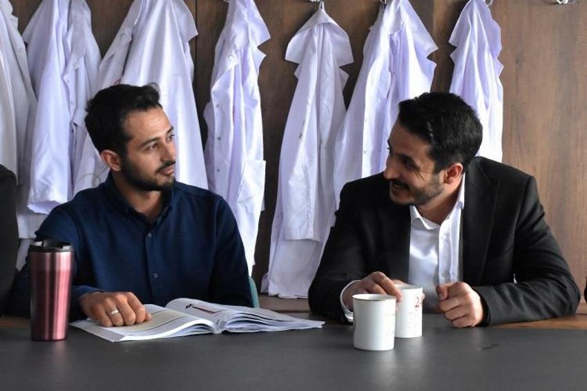 İki kardeş, bir derslik! Van'da aynı okulda öğretmenlik yapıyorlar
