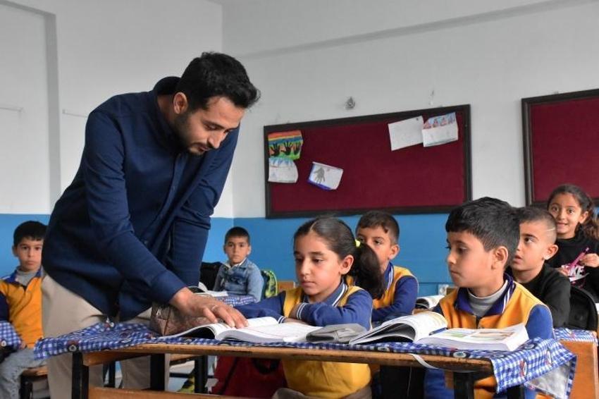 İki kardeş, bir derslik! Van'da aynı okulda öğretmenlik yapıyorlar
