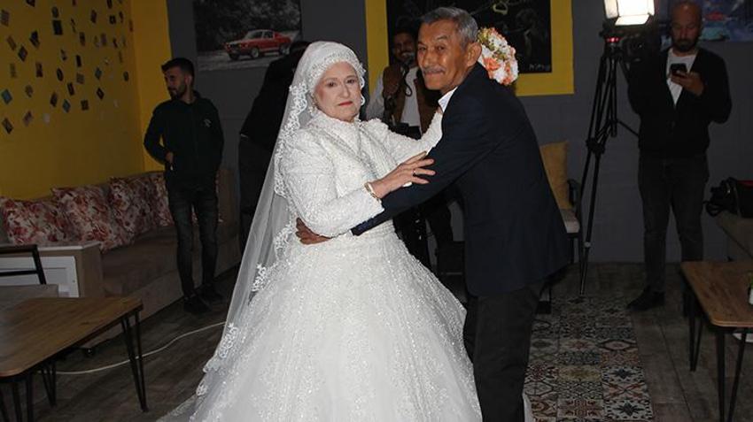 Geç oldu ama güzel oldu! Antalya'da kaçarak evlenen çift 45 yıl sonra düğün yaptı