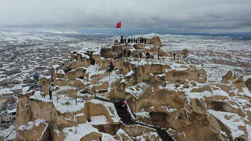 Kapadokya'ya ilkbaharda kar sürprizi! Vadiler beyaz örtüyle kaplandı