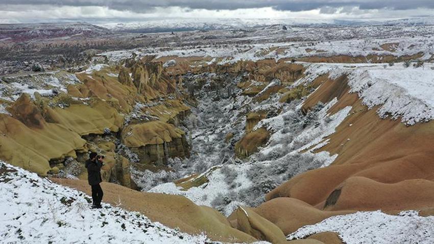 Kapadokya'ya ilkbaharda kar sürprizi! Vadiler beyaz örtüyle kaplandı