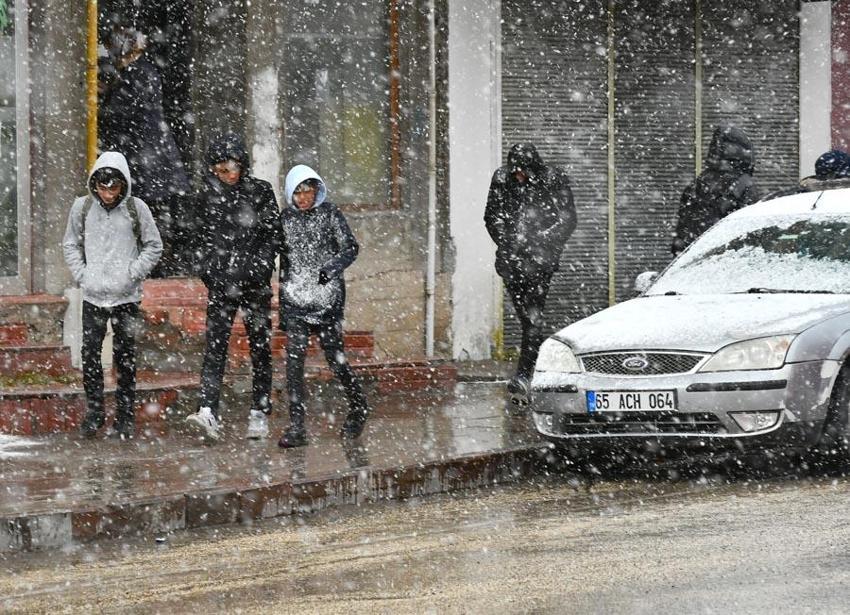 Lapa lapa kar yağışı, gök gürültülü sağanak ve don uyarısı! Meteoroloji illeri ve bölgeleri tek tek açıkladı