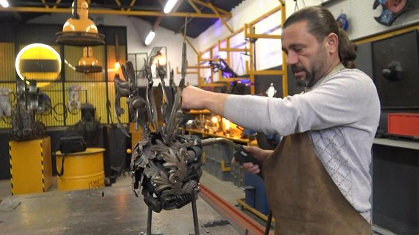Hurda demirden harikalar yaratıyor! Otomobil atıklarını sanat eserlerine dönüştürüyor