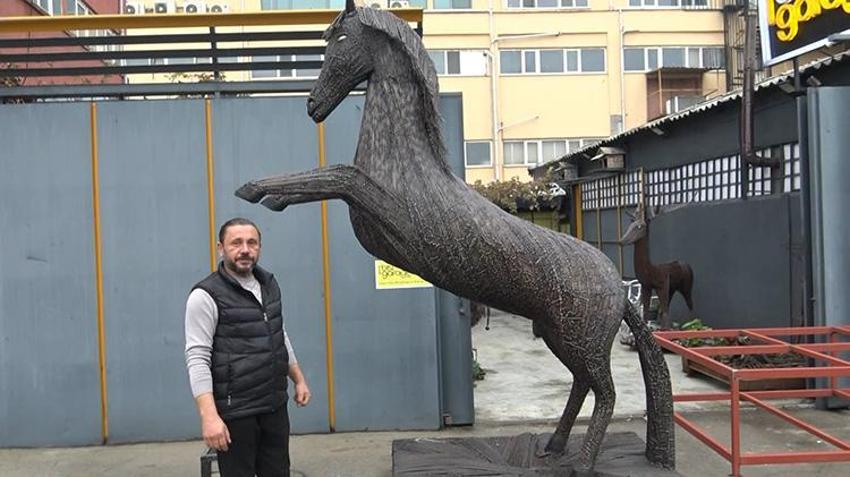 Hurda demirden harikalar yaratıyor! Otomobil atıklarını sanat eserlerine dönüştürüyor