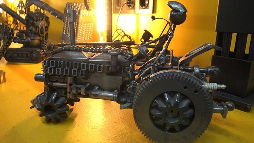 Hurda demirden harikalar yaratıyor! Otomobil atıklarını sanat eserlerine dönüştürüyor