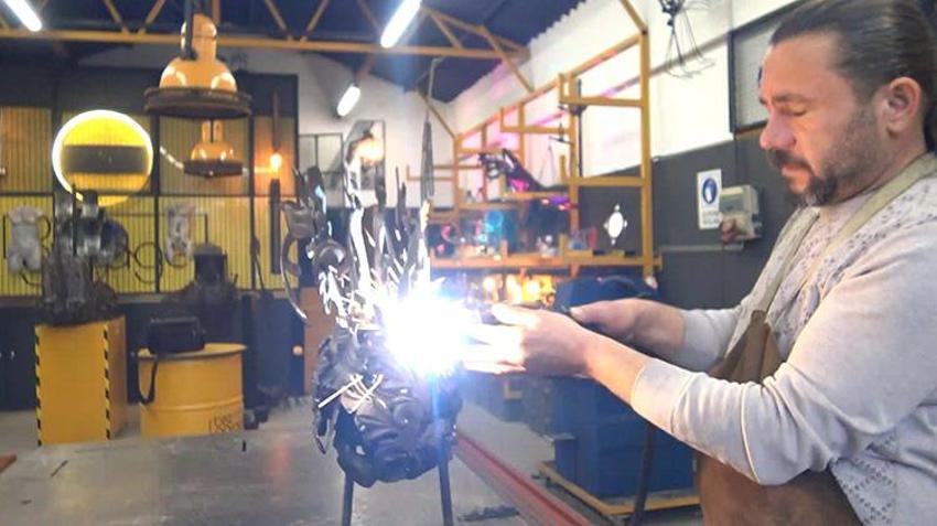 Hurda demirden harikalar yaratıyor! Otomobil atıklarını sanat eserlerine dönüştürüyor