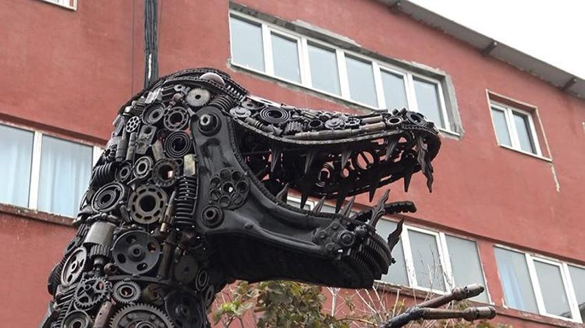 Hurda demirden harikalar yaratıyor! Otomobil atıklarını sanat eserlerine dönüştürüyor