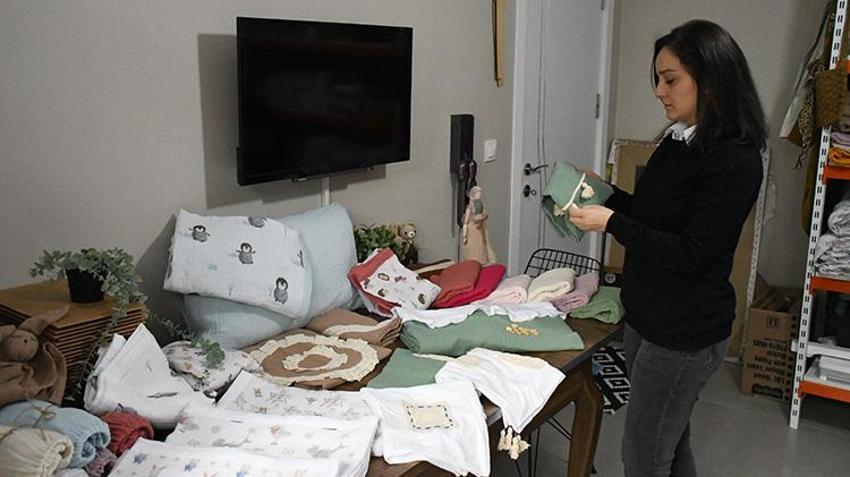 Bir dikiş iğnesiyle işe başladı, ev hanımıyken patron oldu! Evini atölyeye çevirdi: Yurt dışından talep yağıyor