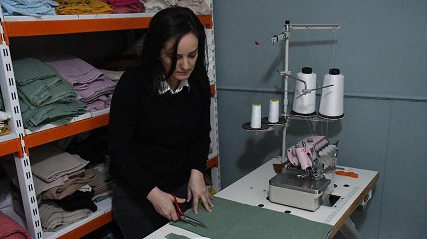 Bir dikiş iğnesiyle işe başladı, ev hanımıyken patron oldu! Evini atölyeye çevirdi: Yurt dışından talep yağıyor