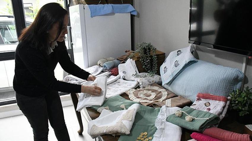 Bir dikiş iğnesiyle işe başladı, ev hanımıyken patron oldu! Evini atölyeye çevirdi: Yurt dışından talep yağıyor
