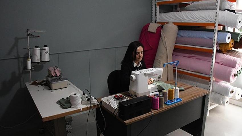 Bir dikiş iğnesiyle işe başladı, ev hanımıyken patron oldu! Evini atölyeye çevirdi: Yurt dışından talep yağıyor