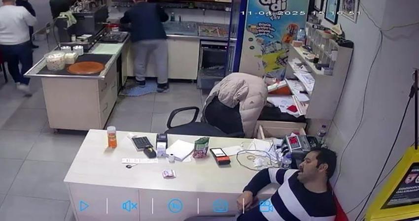 Yolda yürürken kalp krizi geçirdi; Kıraathanedeki son anları kamerada