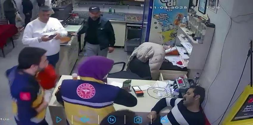 Yolda yürürken kalp krizi geçirdi; Kıraathanedeki son anları kamerada