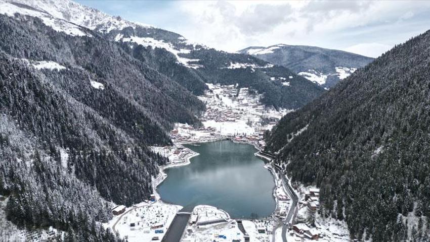 Trabzon’un dünyaca ünlü turizm merkezi Uzungöl’de nisan karı güzelliği