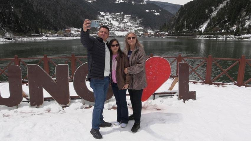 Trabzon’un dünyaca ünlü turizm merkezi Uzungöl’de nisan karı güzelliği