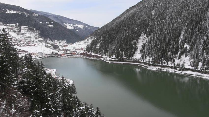 Trabzon’un dünyaca ünlü turizm merkezi Uzungöl’de nisan karı güzelliği