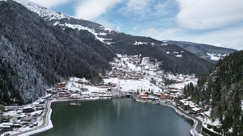 Trabzon’un dünyaca ünlü turizm merkezi Uzungöl’de nisan karı güzelliği