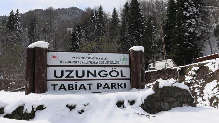 Trabzon’un dünyaca ünlü turizm merkezi Uzungöl’de nisan karı güzelliği