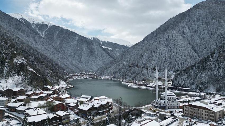 Trabzon’un dünyaca ünlü turizm merkezi Uzungöl’de nisan karı güzelliği