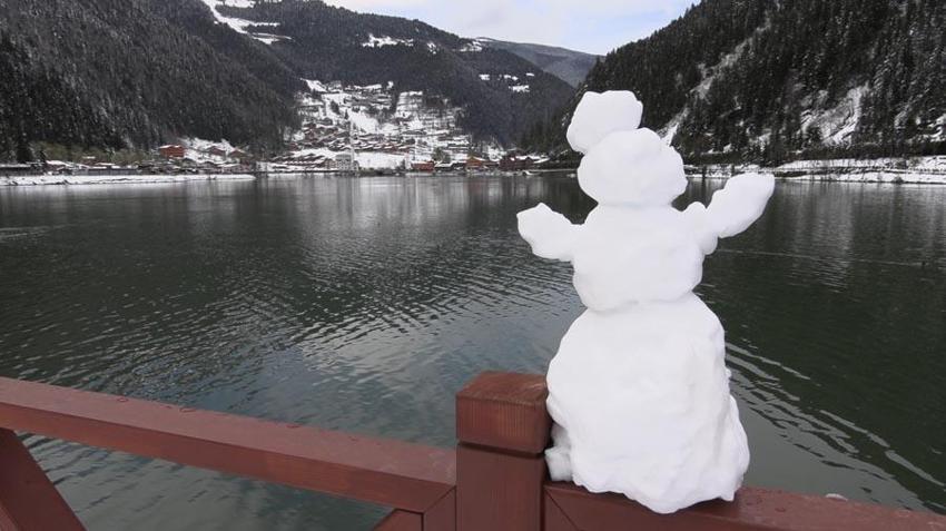 Trabzon’un dünyaca ünlü turizm merkezi Uzungöl’de nisan karı güzelliği