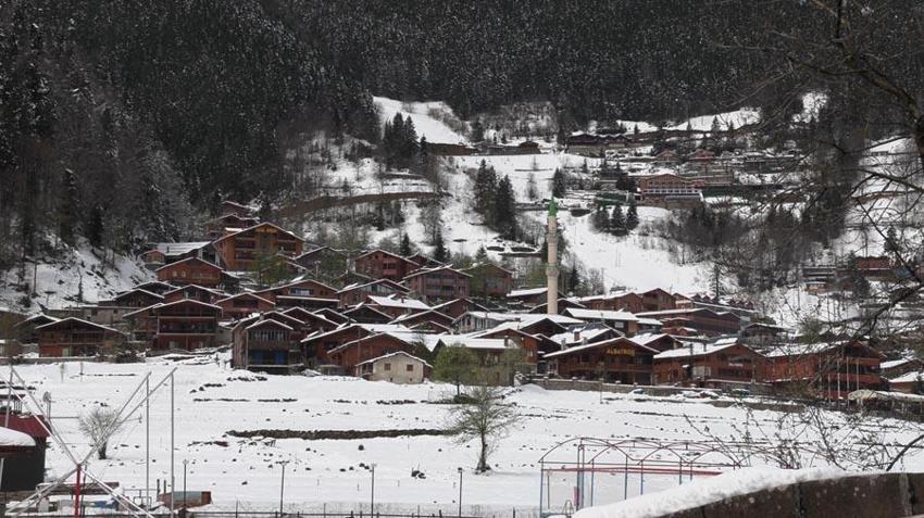 Trabzon’un dünyaca ünlü turizm merkezi Uzungöl’de nisan karı güzelliği