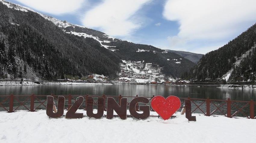 Trabzon’un dünyaca ünlü turizm merkezi Uzungöl’de nisan karı güzelliği