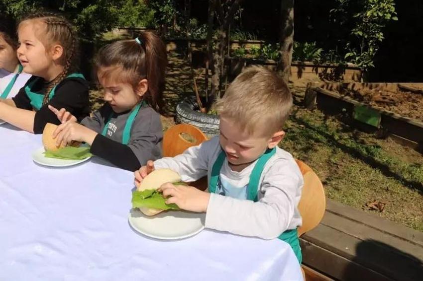Anaokulu öğrencileri kendi yemeklerini kendi hazırlıyor