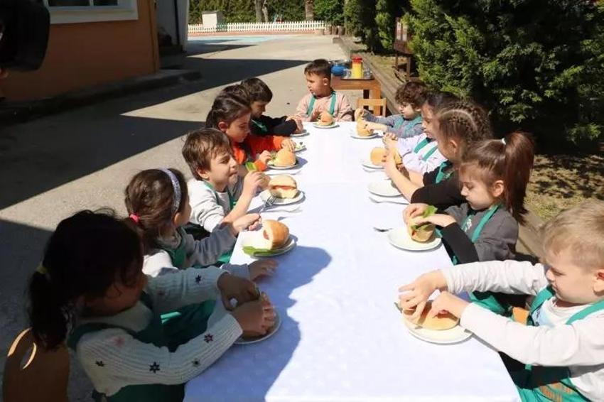 Anaokulu öğrencileri kendi yemeklerini kendi hazırlıyor