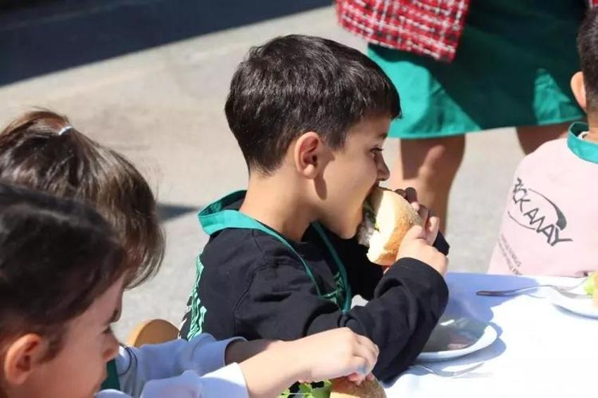 Anaokulu öğrencileri kendi yemeklerini kendi hazırlıyor