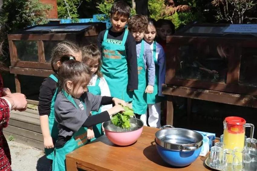 Anaokulu öğrencileri kendi yemeklerini kendi hazırlıyor
