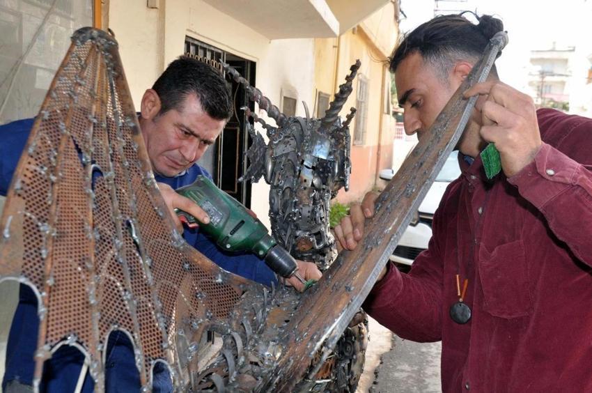 Geri dönüşümün sürdürülebilirliğine dikkat çekmek için ejderha heykeli yaptı