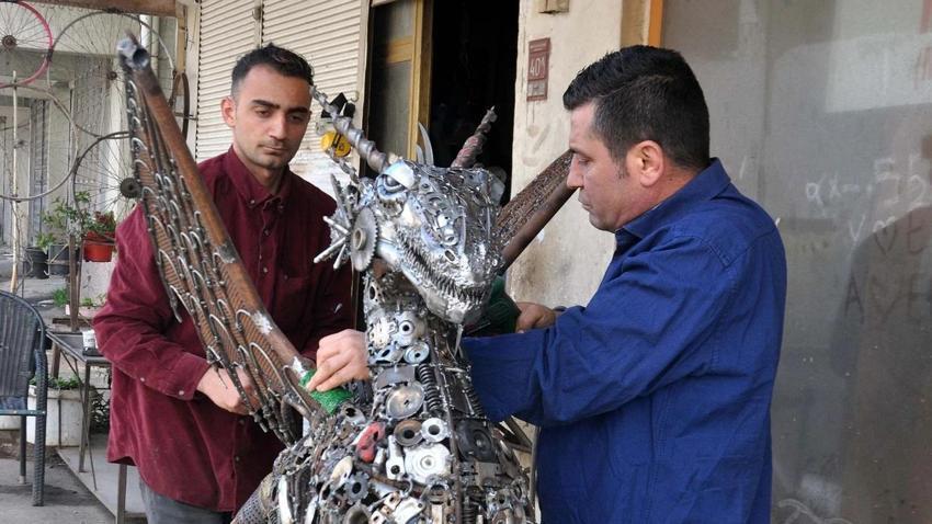 Geri dönüşümün sürdürülebilirliğine dikkat çekmek için ejderha heykeli yaptı
