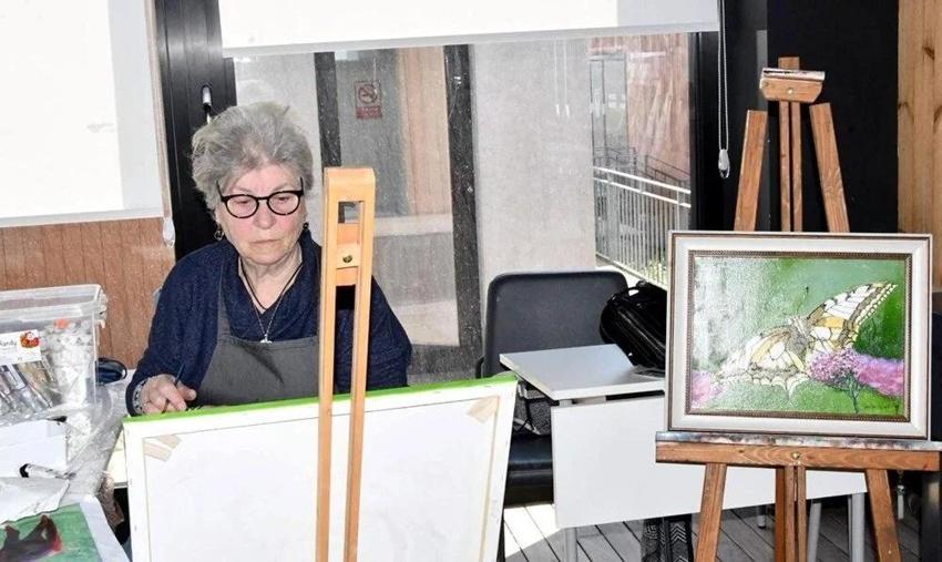 80 yaşında resim yaparak hayata sarılıyor: "İnsanın duyguları değişiyor"
