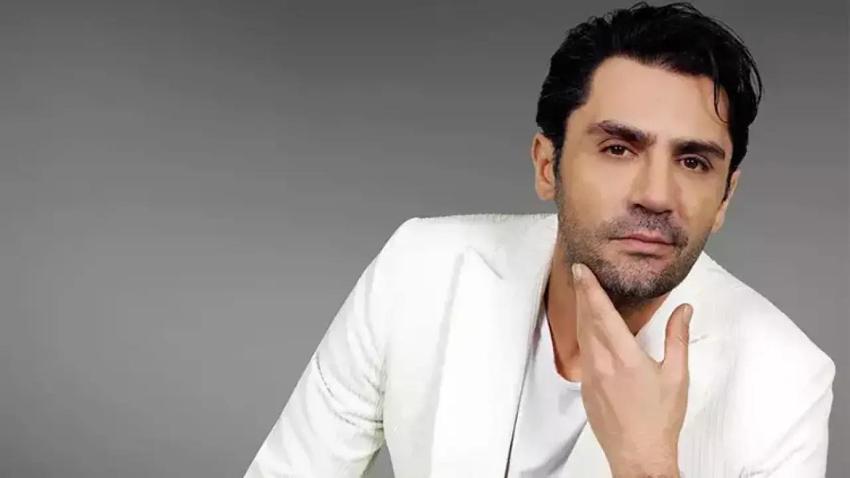 Yaşar İpek aylar sonra sahneye çıktı! Saat detayı dikkat çekti