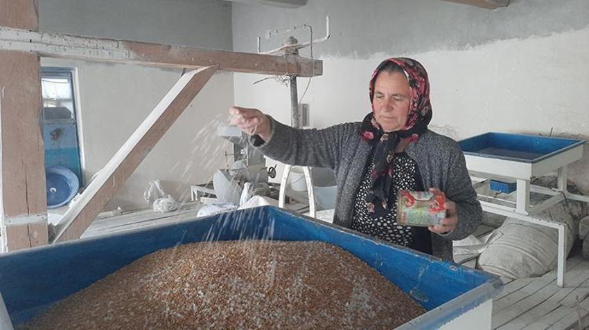 Konya'da 25 yıldan beri su değirmeni işleten vatandaş, bölgesinde mesleğin son temsilcisi