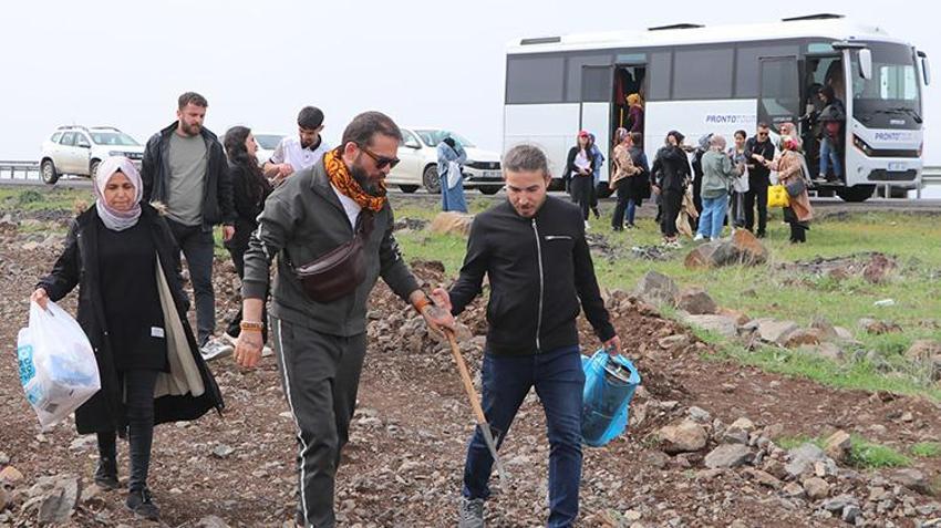 Karacadağ eteklerinden sofraya! Baharın gelmesiyle toplamaya başladılar