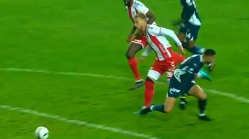 Fenerbahçe'nin golü öncesi faul kararı doğru mu?  VAR müdahalesi gerekirdi!