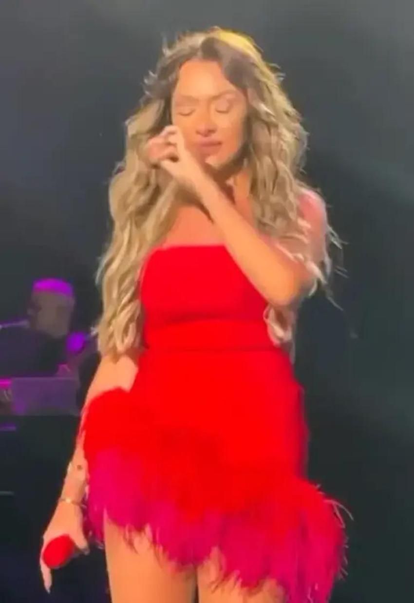 Kırmızı elbisesiyle nefes kesti! Konserde iki kişiyi görünce gözyaşlarını tutamadı
