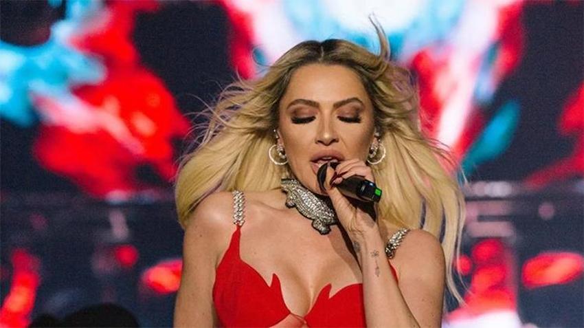 Kırmızı elbisesiyle nefes kesti! Konserde iki kişiyi görünce gözyaşlarını tutamadı