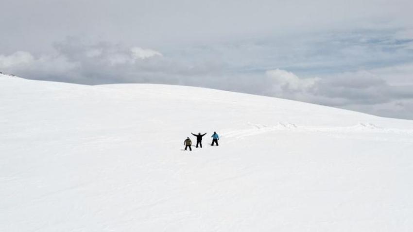Kümbet Yaylası'nda ilkbaharda yağan karda snowboard keyfi yaşadılar