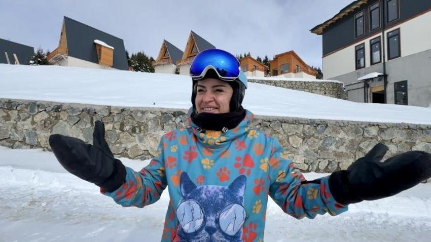 Kümbet Yaylası'nda ilkbaharda yağan karda snowboard keyfi yaşadılar