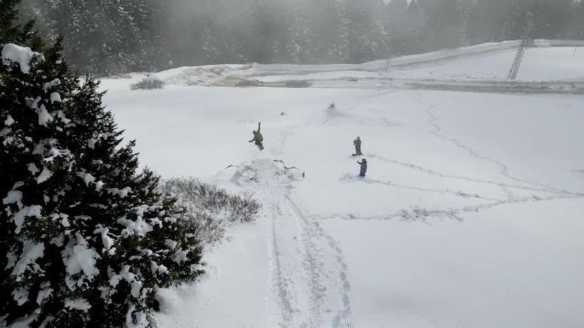 Kümbet Yaylası'nda ilkbaharda yağan karda snowboard keyfi yaşadılar