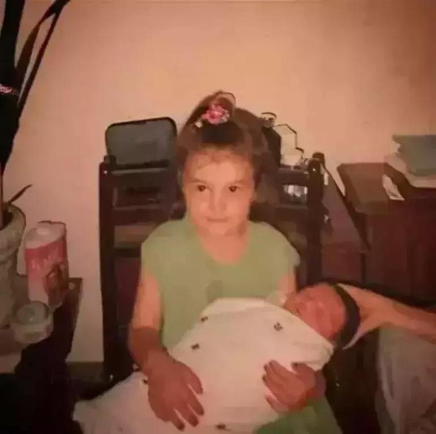 Fotoğraftaki çocuğun şimdi milyonlarca hayranı var! Rekor kıran dizinin başrolünü oynuyor
