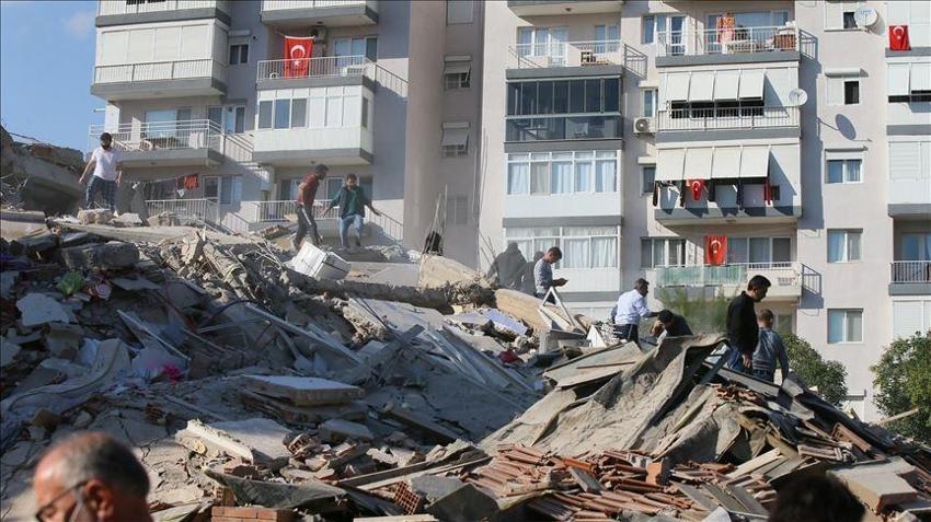 Üniversite hocası öğrencisiyle duvar yaptı! 8 şiddetindeki depreme dayanıklı içinde beton yok